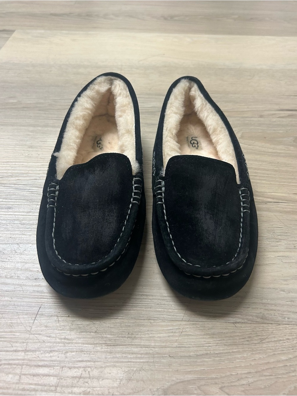 UGG Slippers Ansley Womens Sz 8 Moccasin Sheepskin Black Suede Slip On Comfort - Picture 4 of 16